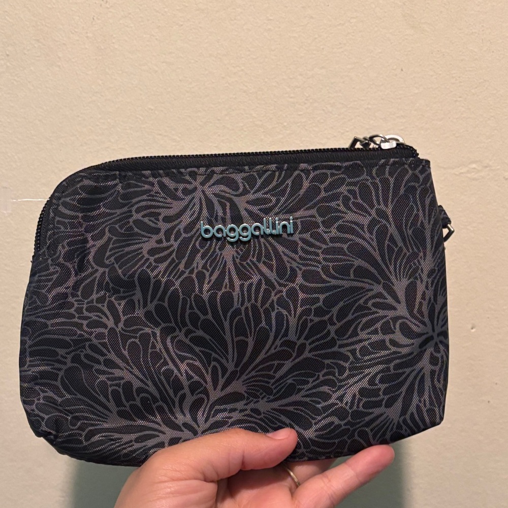 Baggallini Black Floral Zip Cosmetic Wristlet